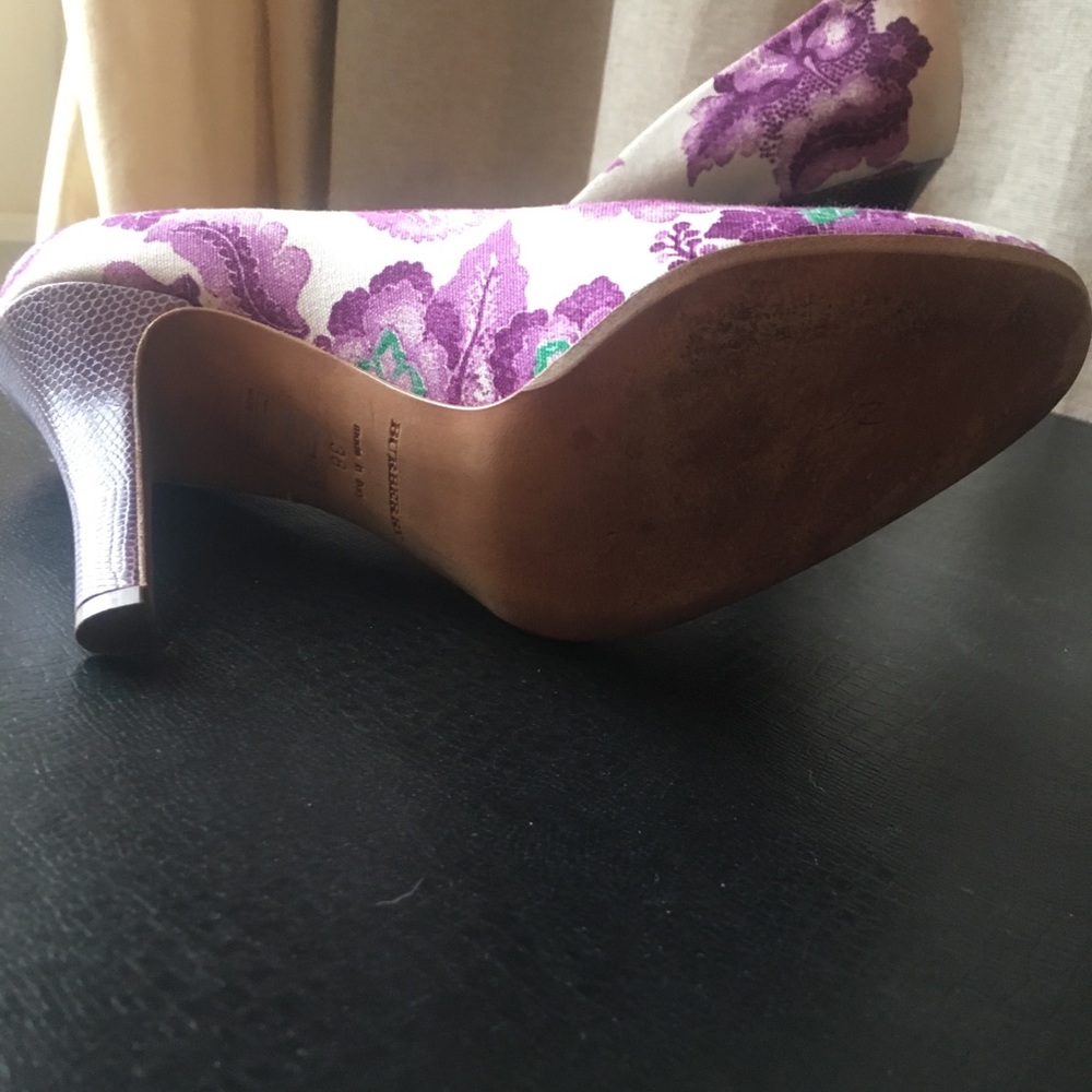 Burberry floral pump w/croc heel - Picture 5 of 6